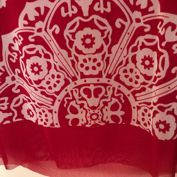 Red and White Sleeveless Blouse - Picture 2 of 3